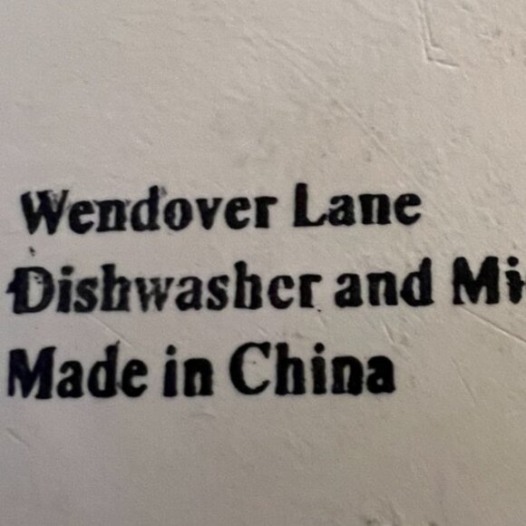 Wendover Lane Double-Handled Lidded Stoneware Baking Dish Holly 8" x 4" - Picture 16 of 16